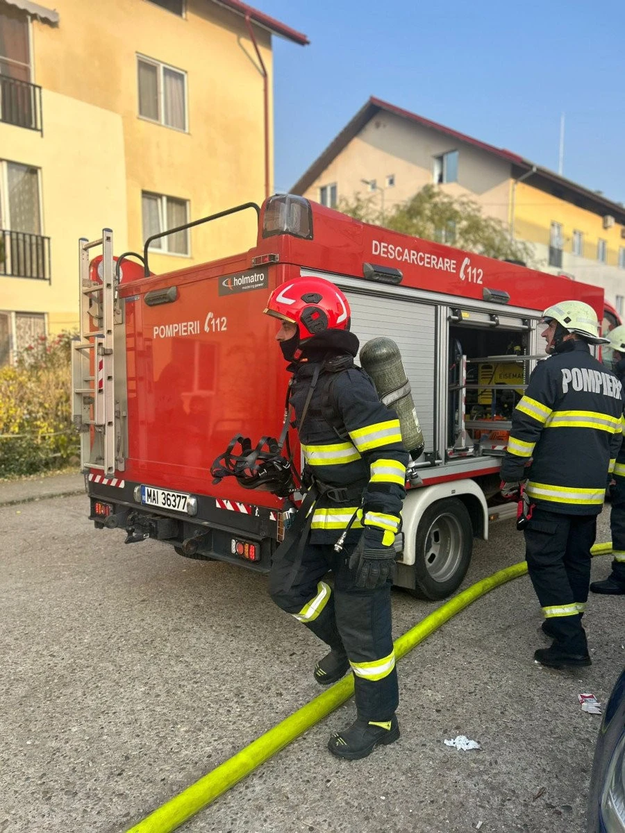Incendiu la mansarda unui bloc de pe Tarafului. Locatarii s-au autoevacuat în siguranță