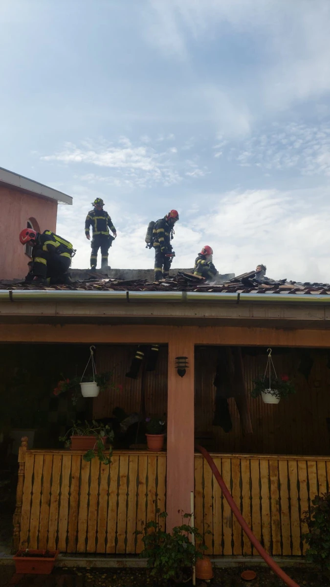 Incendiu la o anexă gospodărească din Arad. Pompierii au intervenit rapid și au evitat extinderea la o locuință