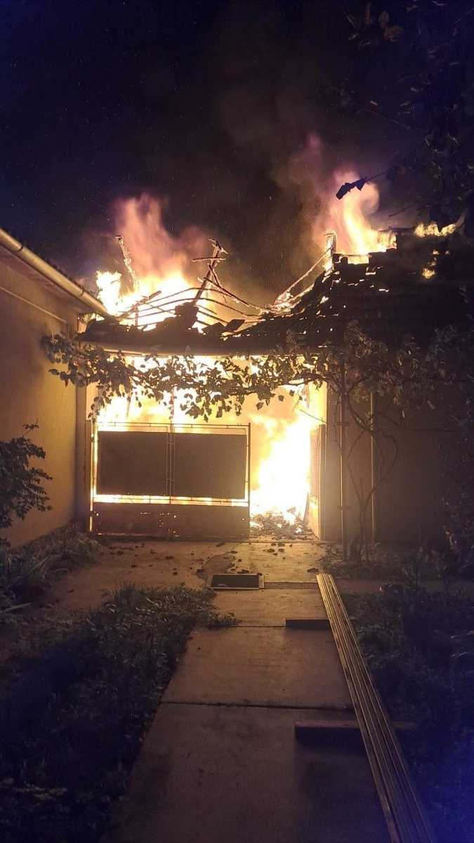 Incendiu la o anexă gospodărească din Pâncota. Pompierii au luptat două ore cu flăcările