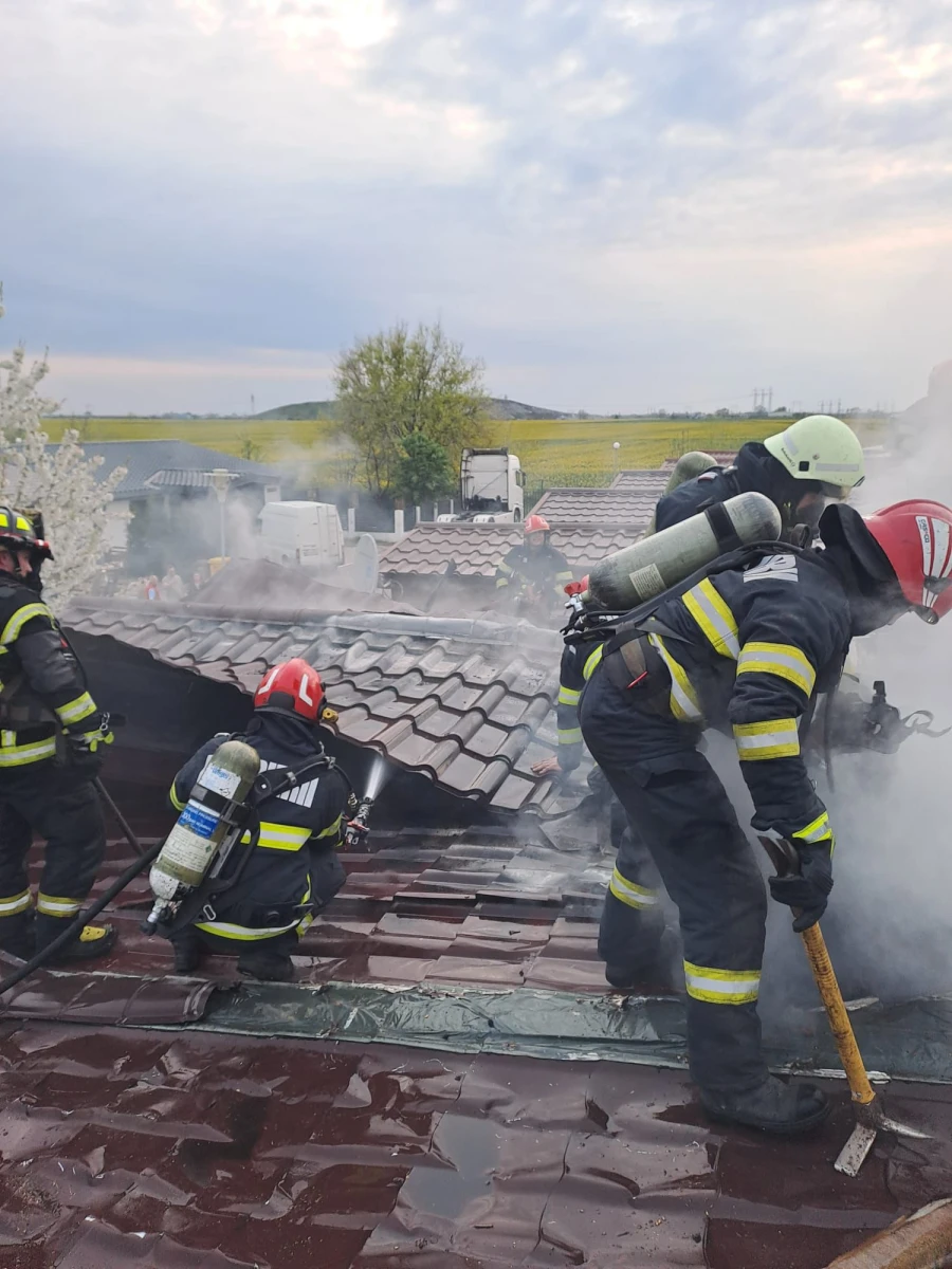 Incendiu la o casă din Cartierul Verde din Arad. Flăcările s-au extins la alte două locuințe