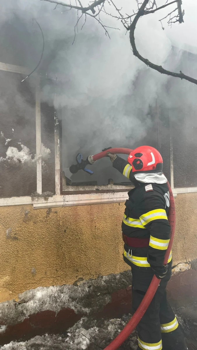 Incendiu la o casă din Chișlaca: două camere și acoperișul au fost afectate
