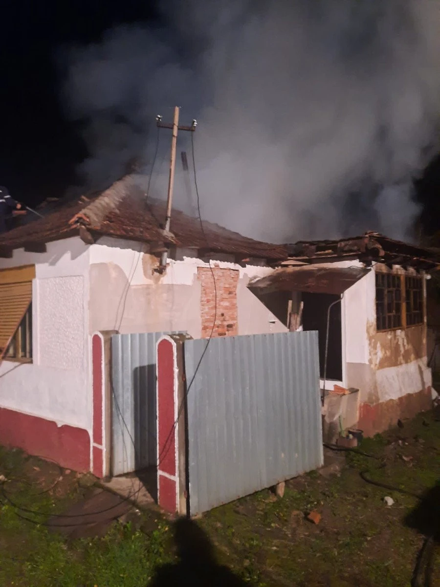 Incendiu la o casă din comuna Craiva. Focul a fost pus cu intenție