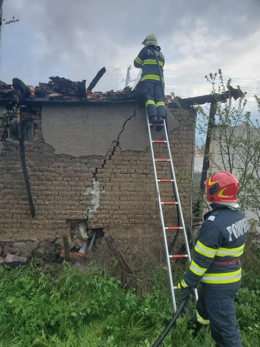 Incendiu la o casă din Hălmagiu. Intervenția pompierilor a limitat pagubele