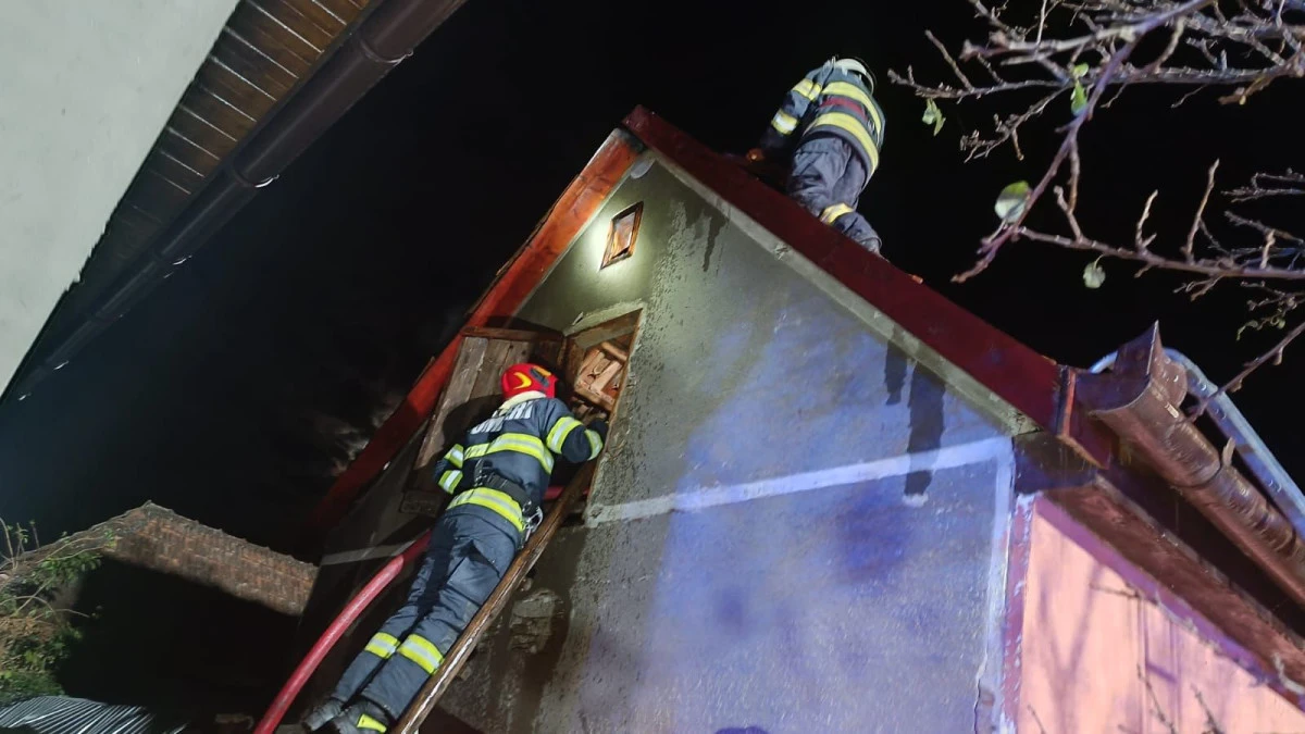 Incendiu la o casă din Ineu. Intervenția pompierilor a reușit să limiteze pagubele