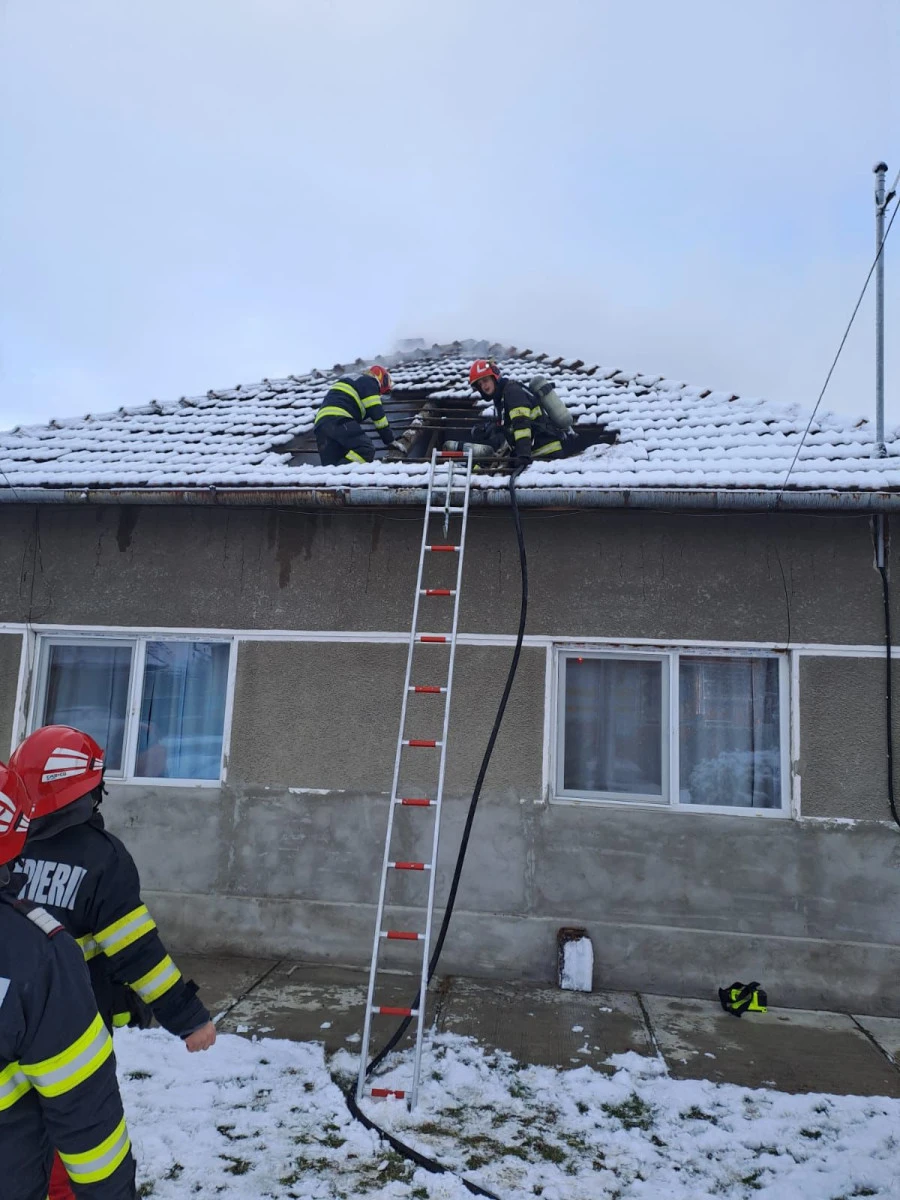 Incendiu la o casă din Ineu. Intervenția promptă a pompierilor a făcut ca incendiul să fie stins în limitele găsite
