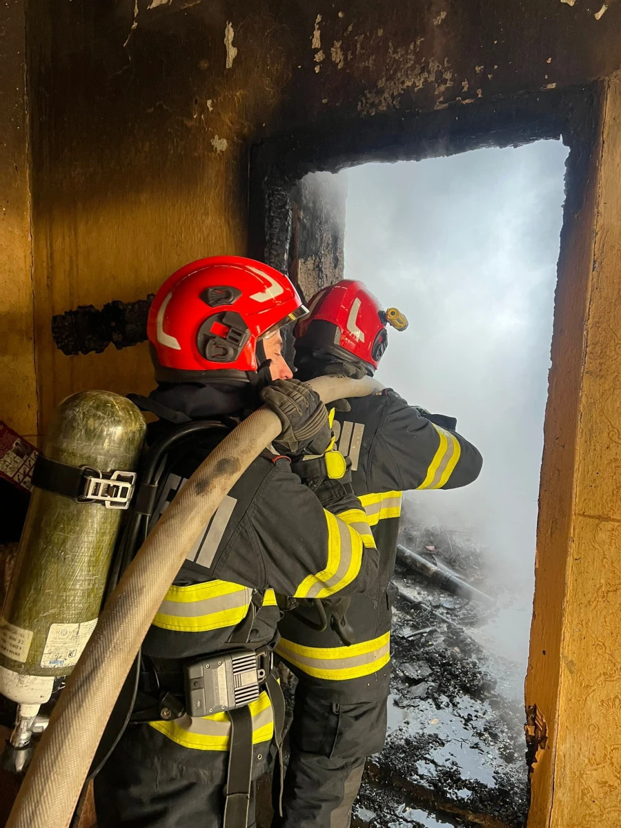 Incendiu la o casă din Iratoșu. Pompierii au reușit să împiedice extinderea focului la alte construcții din zonă
