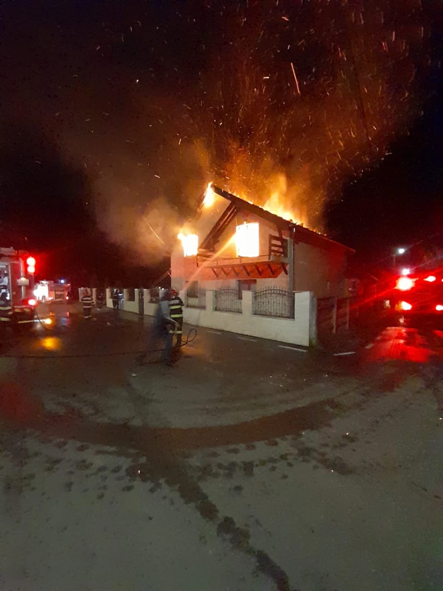 Incendiu la o casă din Leasa. Pompierii au intervenit cu mai multe autospeciale
