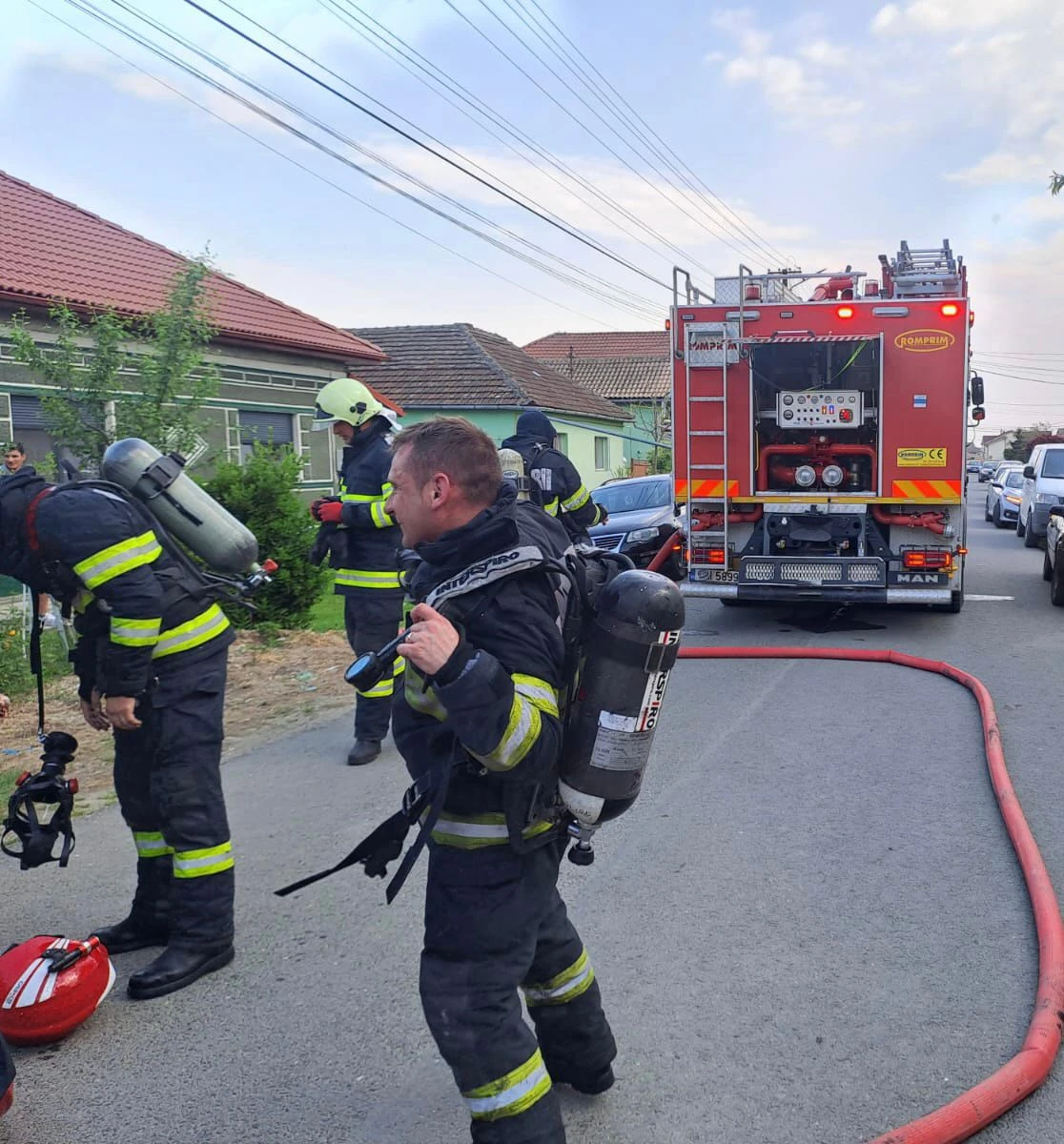 Incendiu la o casă din Livada. Pompierii au reușit să-l salveze pe proprietar, care era blocat în locuință