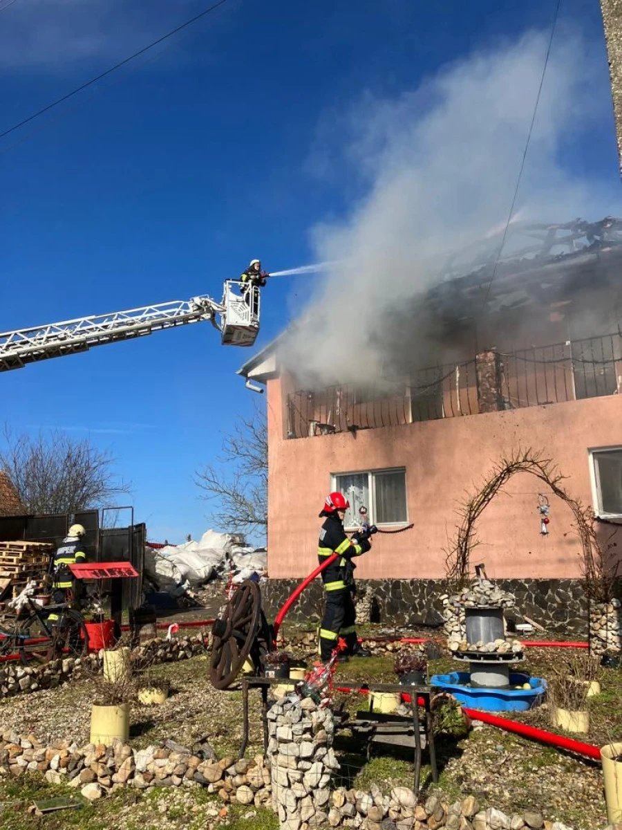 Incendiu la o casă din Mânerău. Au ars acoperișul și patru camere de la mansardă, cu bunurile din interior