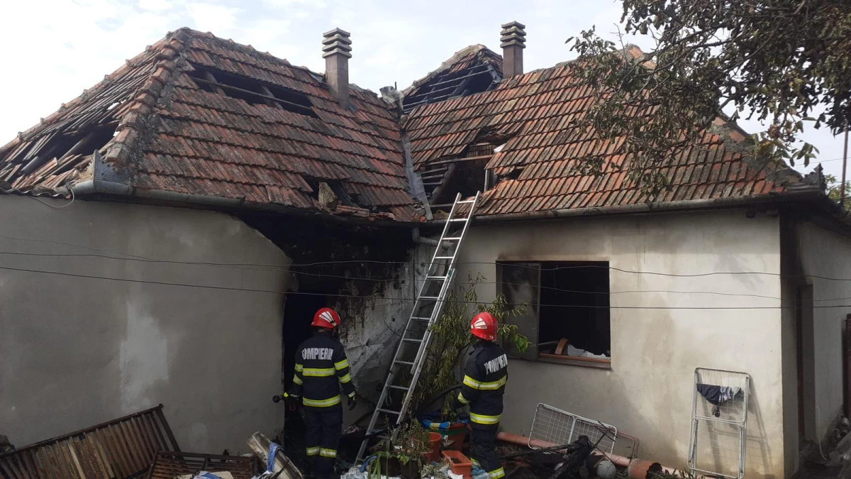 Incendiu la o casă din Mâsca. O femeie a ajuns la spital