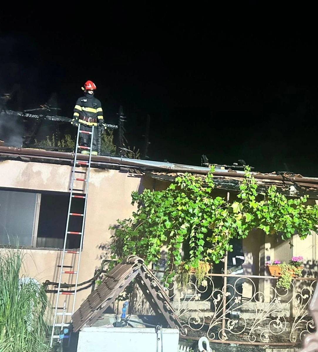 Incendiu la o casă din Moroda. Acoperișul și cinci încăperi au fost distruse de flăcări