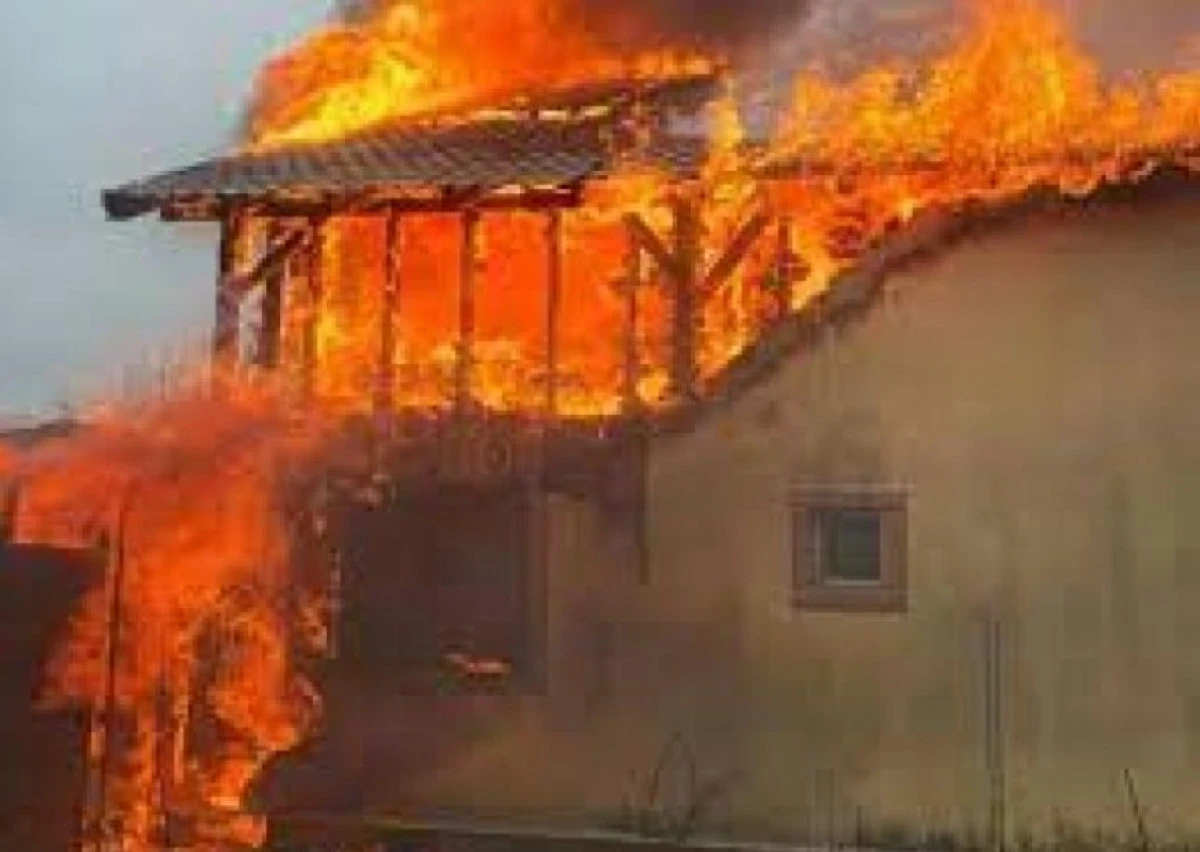 Incendiu la o casă din municipiul Arad. Un bătrân de 80 de ani a decedat