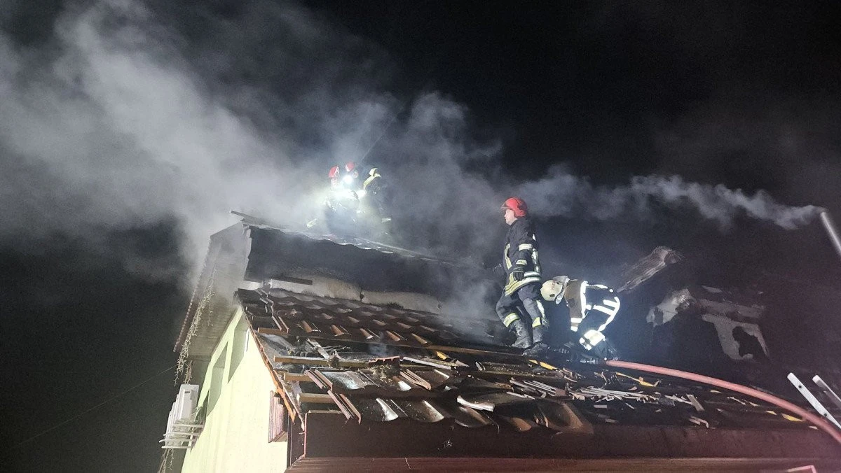 Incendiu la o casă din Pecica, stins cu promptitudine de pompierii arădeni