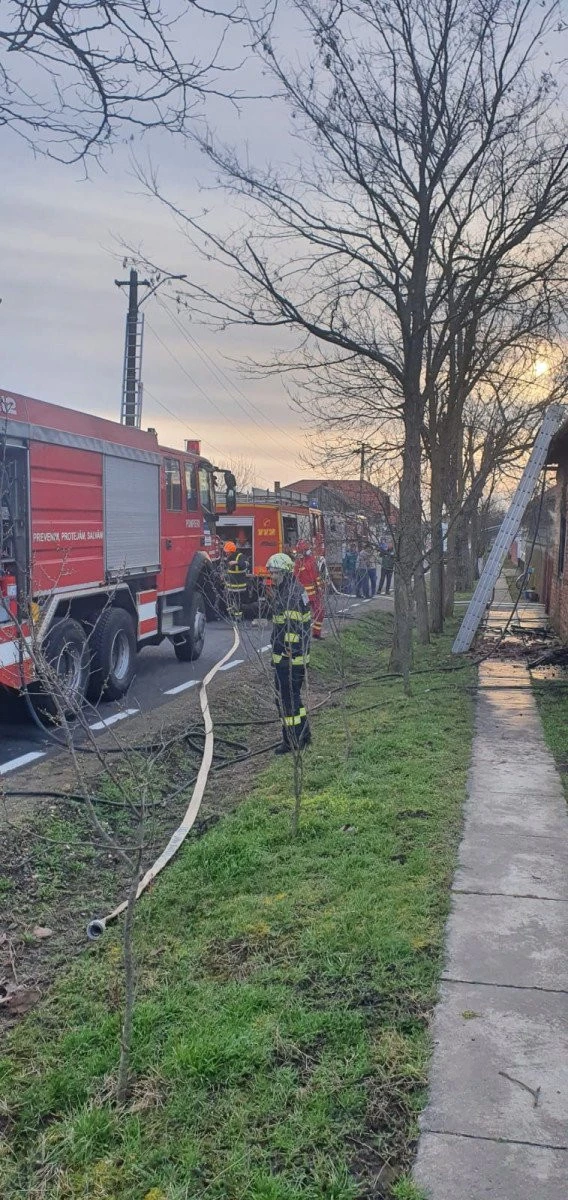 Incendiu la o casă din Peregu Mare. Pompierii au luptat două ore cu flăcările