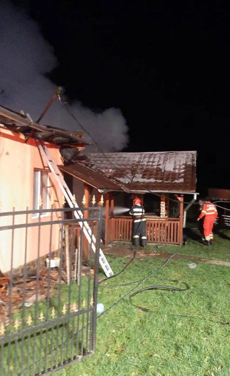 Incendiu la o casă din satul Avram Iancu. Pompierii s-au luptat trei ore cu flăcările