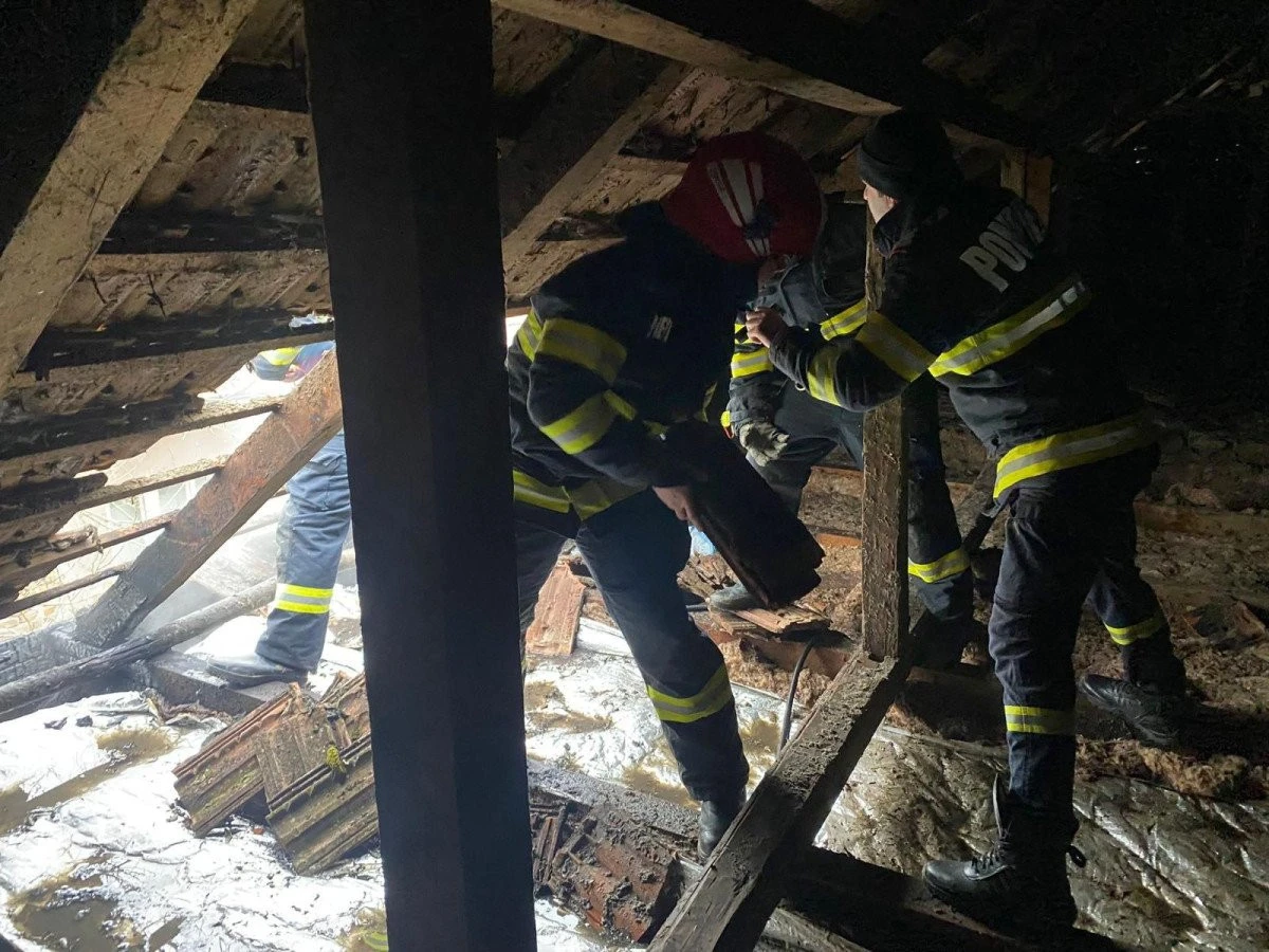 Incendiu la o casă din Sebiș. Intervenția pompierilor a limitat pagubele