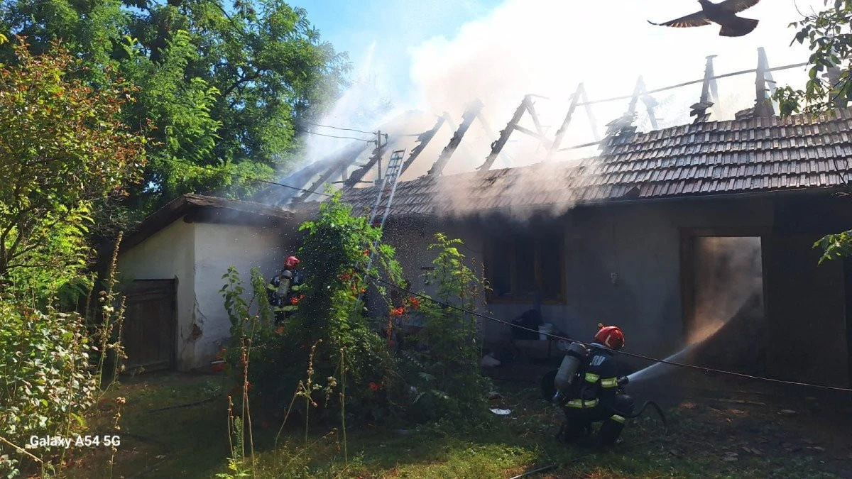 Incendiu la o casă din Șimand. O femeie de 84 de ani a ajuns la spital