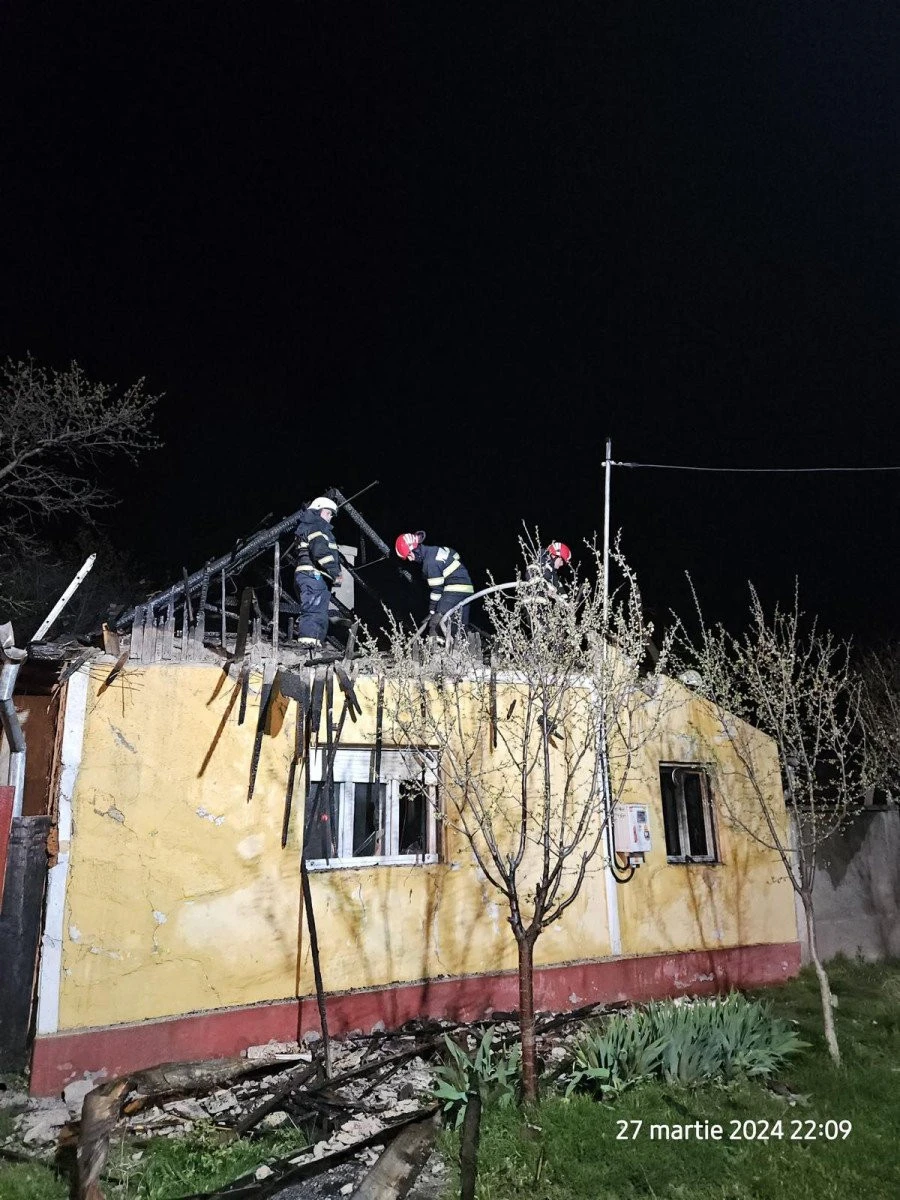 Incendiu la o casă din Șiria. O femeie de 93 de ani a fost găsită carbonizată