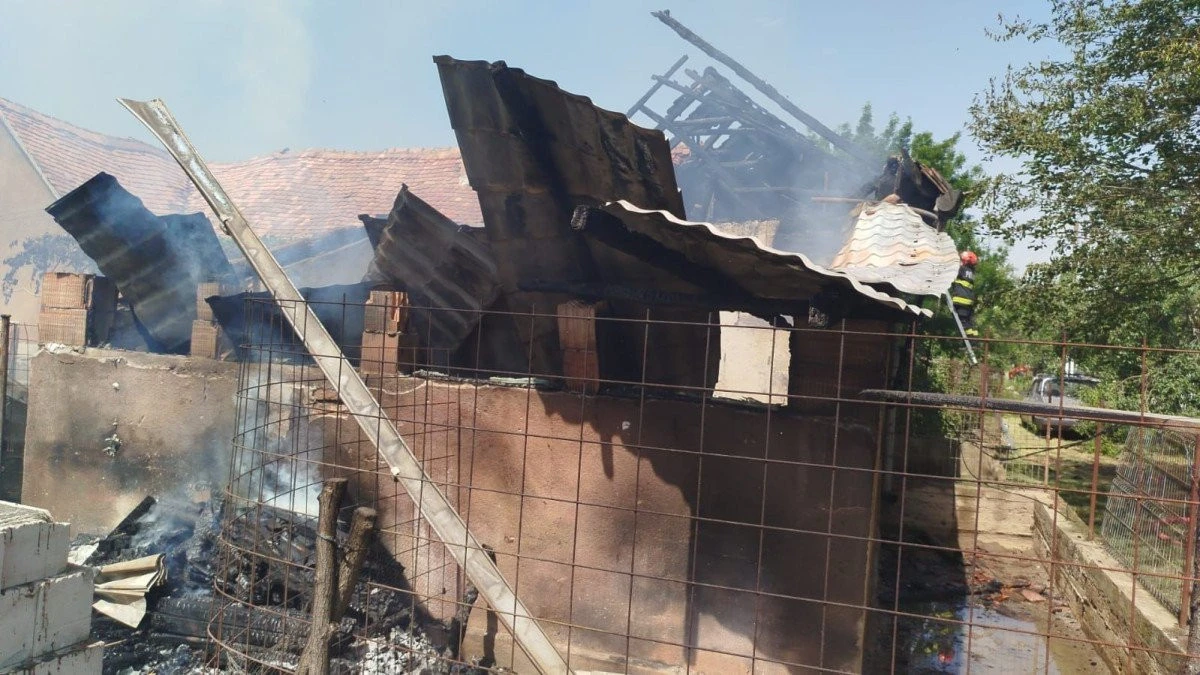 Incendiu la o casă din Tauț. Pompierii s-au luptat două ore cu flăcările