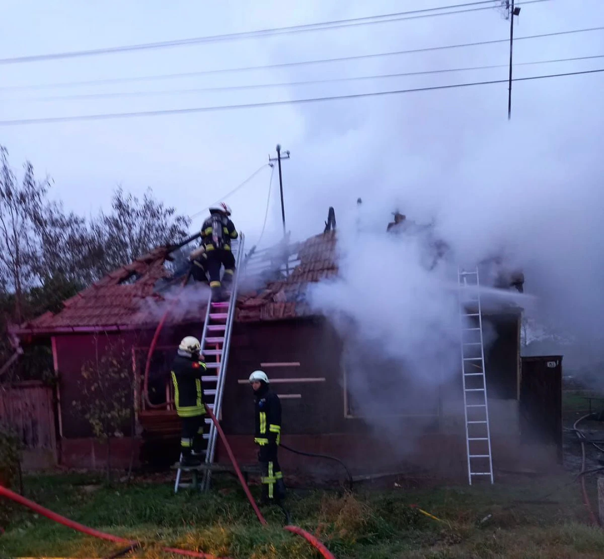 Incendiu la o casă din Turnu stins de pompieri după trei ore
