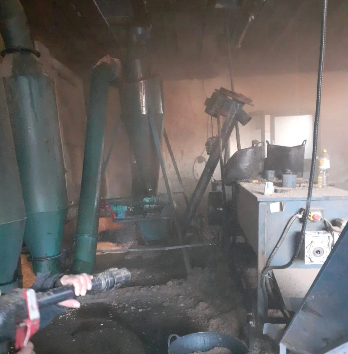 Incendiu la o hală de producție a peleților, la Sebiș
