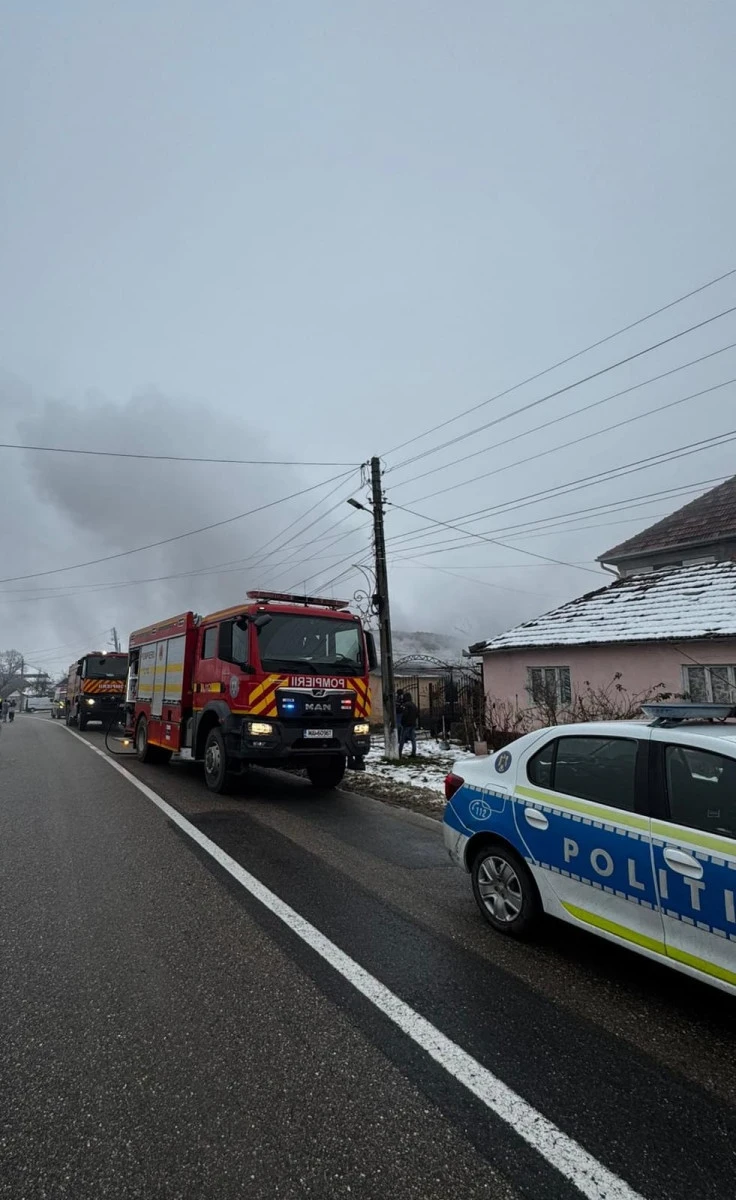 Incendiu la o locuință din Craiva. Flăcările au cuprins acoperișul și interiorul casei