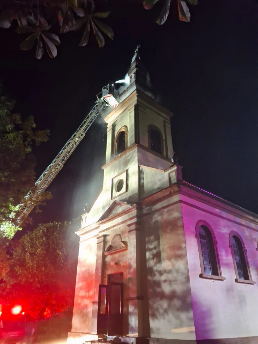 Incendiu la turla Bisericii ortodoxe din Luguzău, provocat de un trăsnet