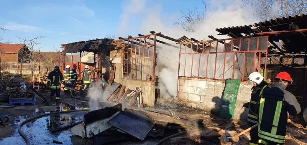 Incendiu la un atelier de tâmplărie din Pecica. Pompierii au luptat 2 ore cu flăcările
