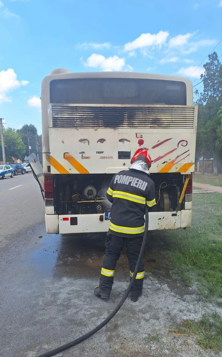 Incendiu la un autobuz în Chișineu-Criș. Pasagerii s-au autoevacuat în siguranță