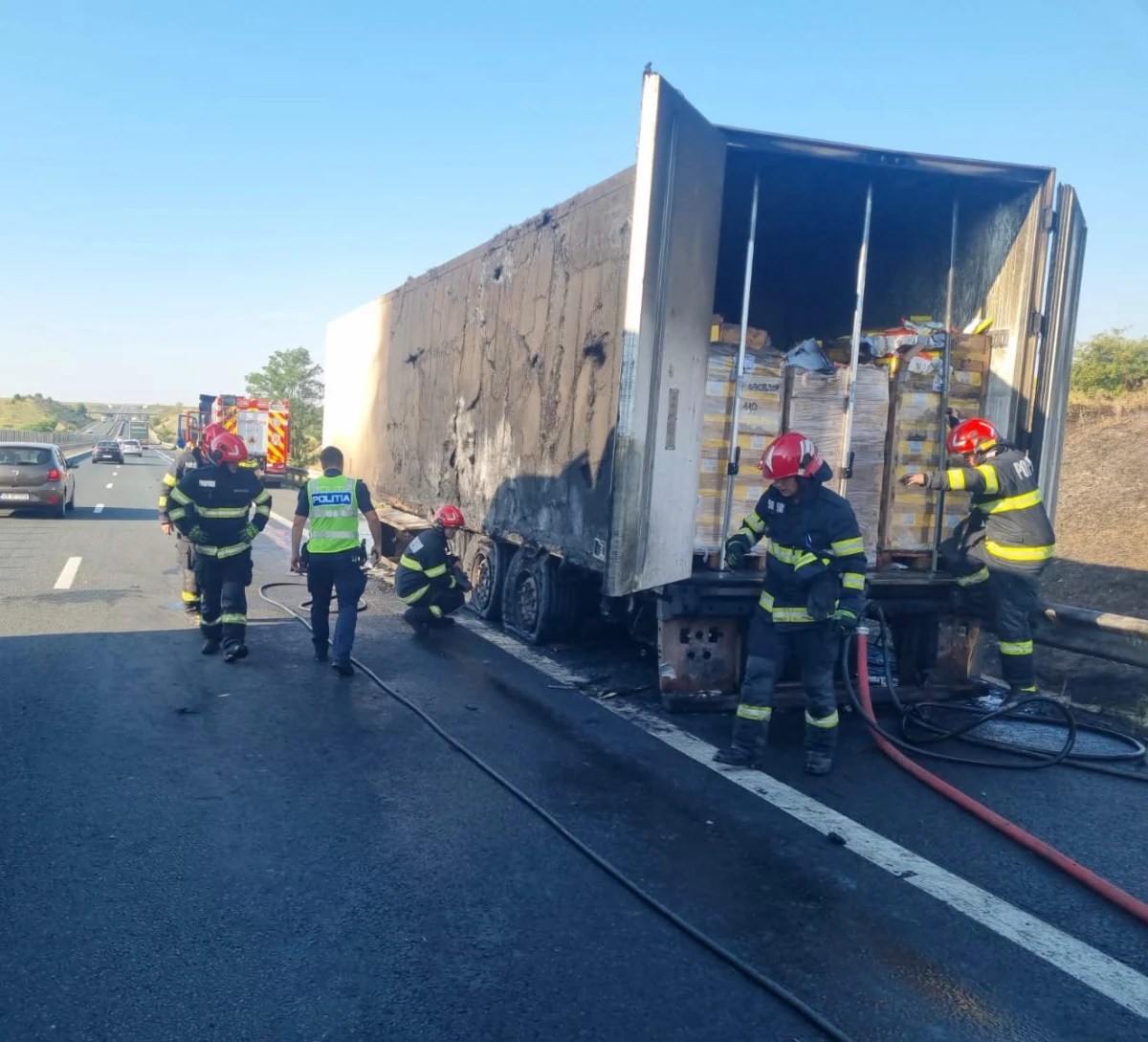 Incendiu la un autotren pe autostrada A1, între Arad și Timișoara. Pompierii au salvat cea mai mare parte a încărcăturii