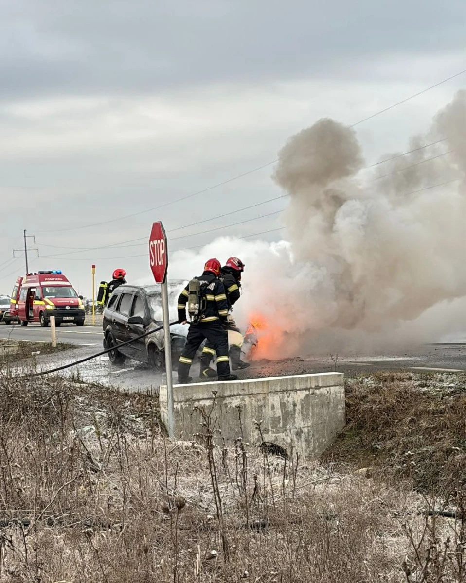 Incendiu la un autoturism în localitatea Horia. Șoferul s-a autoevacuat