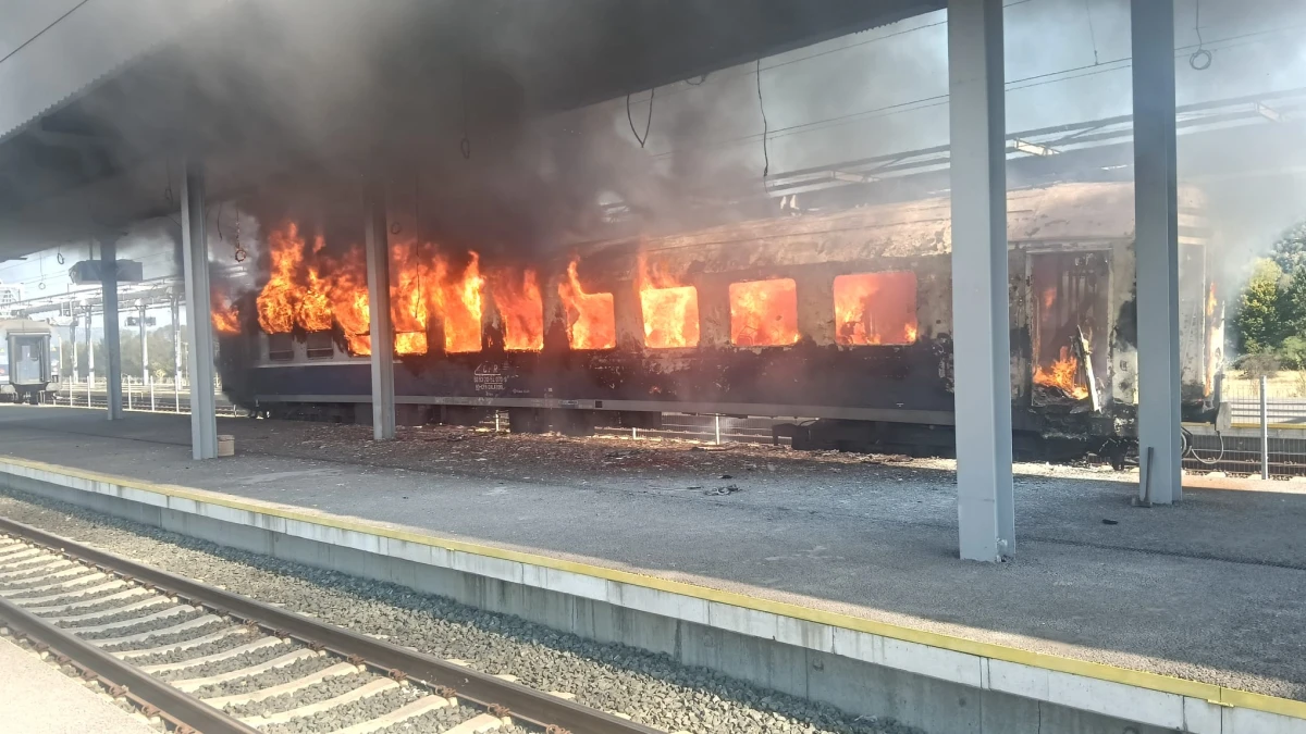 Incendiu la un vagon de călători, în stația CFR Ilteu. Pasagerii s-au autoevacuat