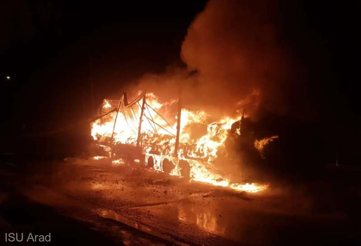 Incendiu la Vama de Interior. Un TIR încărcat cu produse textile a luat foc şi a ars în întregime