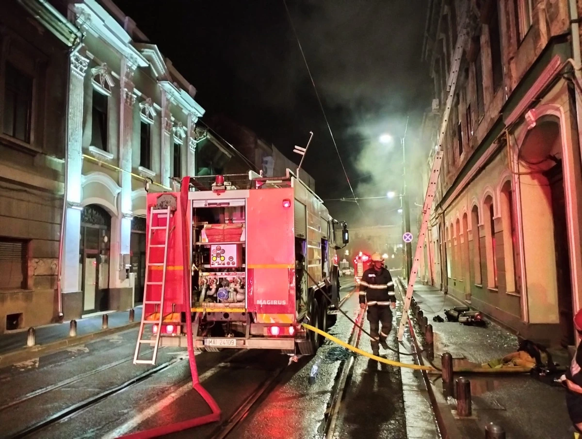Incendiu pe strada Tribunul Dobra, în Arad! Două persoane intoxicate cu fum, evacuate de pompieri în toiul nopții