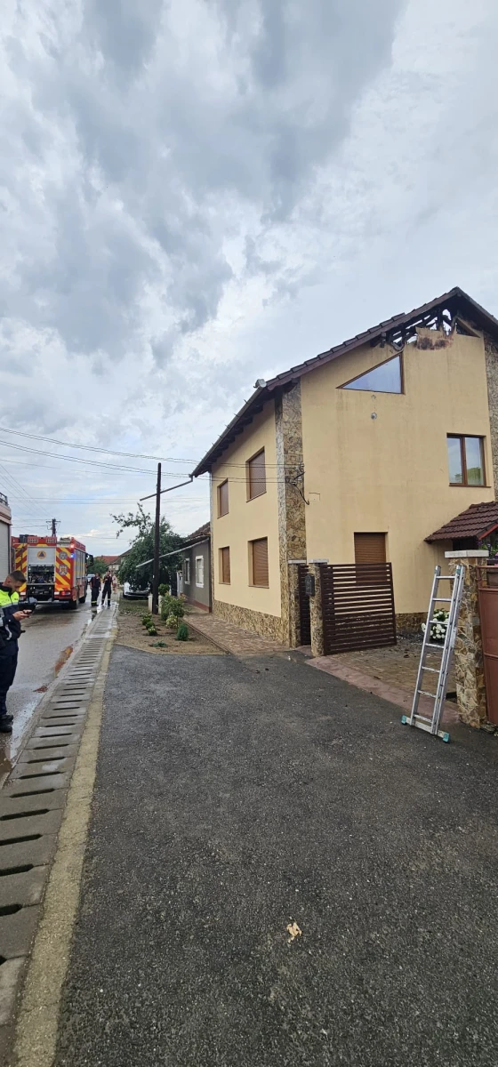 Incendiu provocat de trăsnet la Covăsânț. O persoană a avut nevoie de îngrijiri medicale