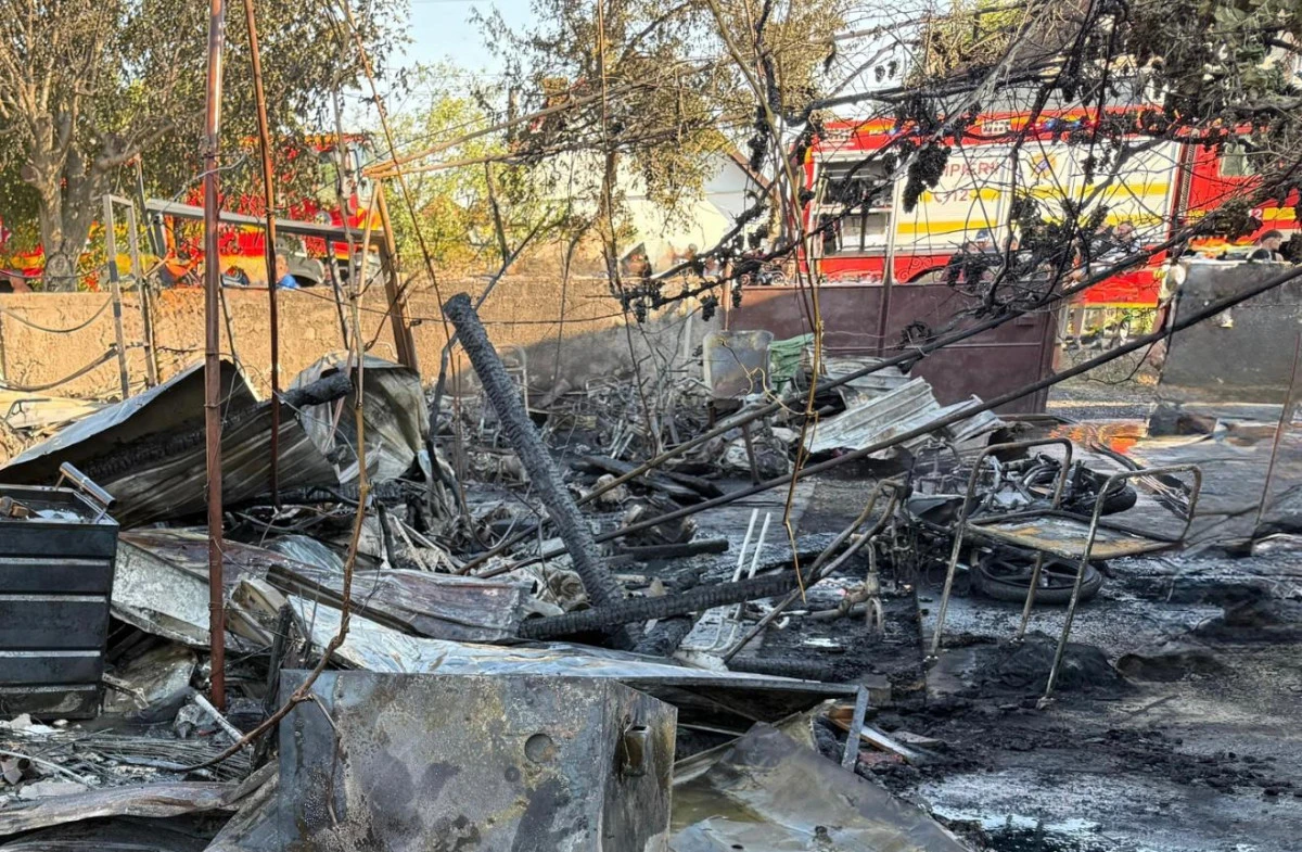 Incendiu puternic într-o gospodărie din Păuliș. Două persoane au avut nevoie de îngrijiri medicale