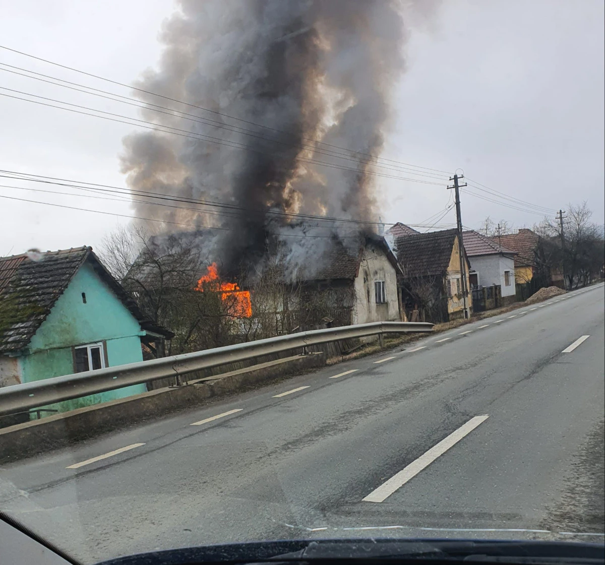 Incendiu puternic la o casă din Odvoș. Proprietarul casei a fost salvat din flăcări