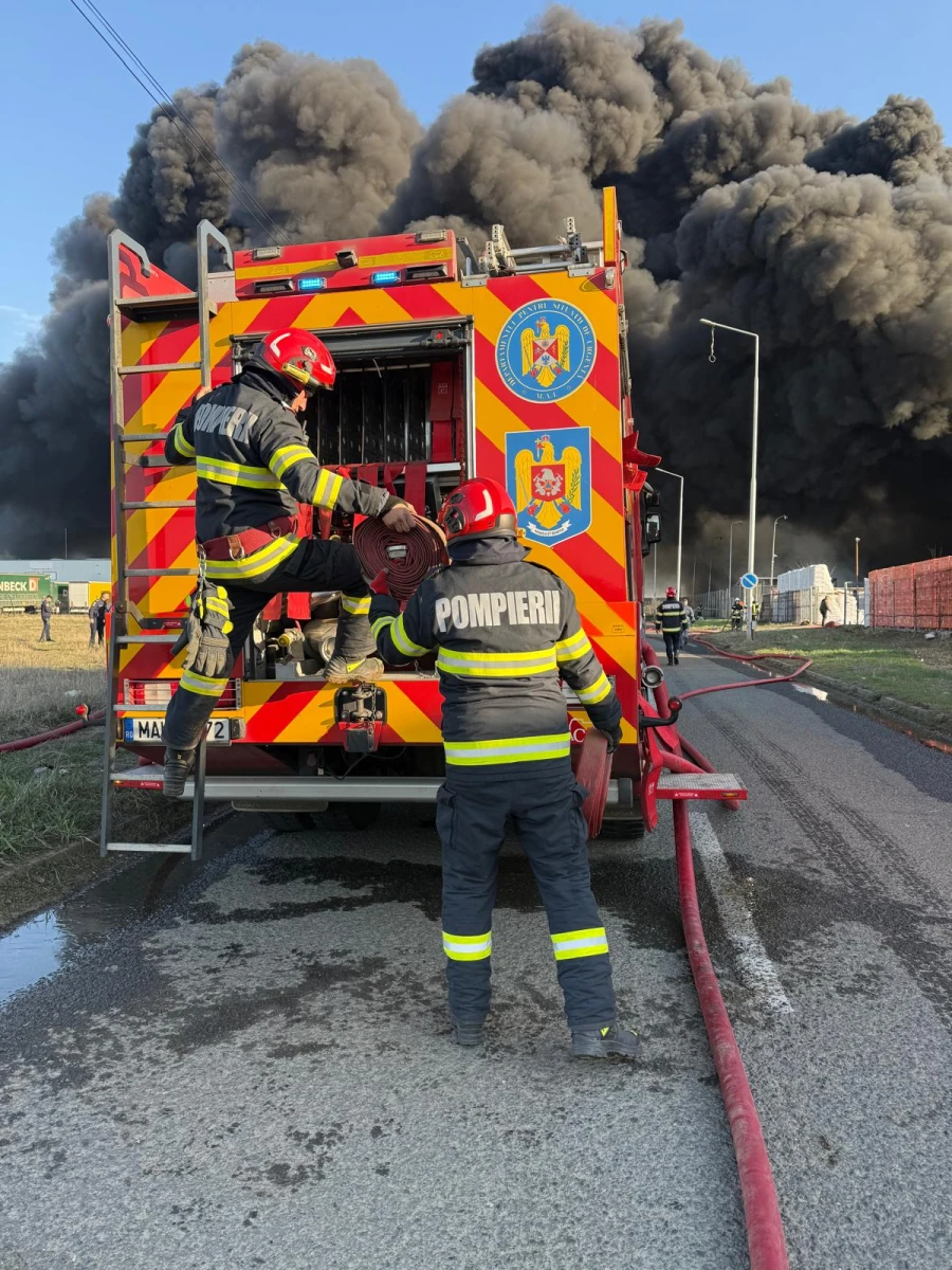 Incendiu puternic la o fabrică de polistiren. Un nor gros de fum a acoperit Aradul