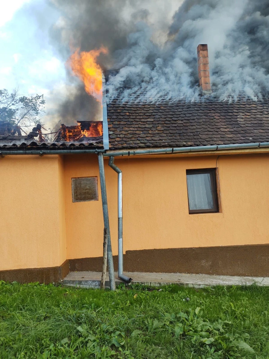 Incendiu puternic la o locuință din Joia Mare
