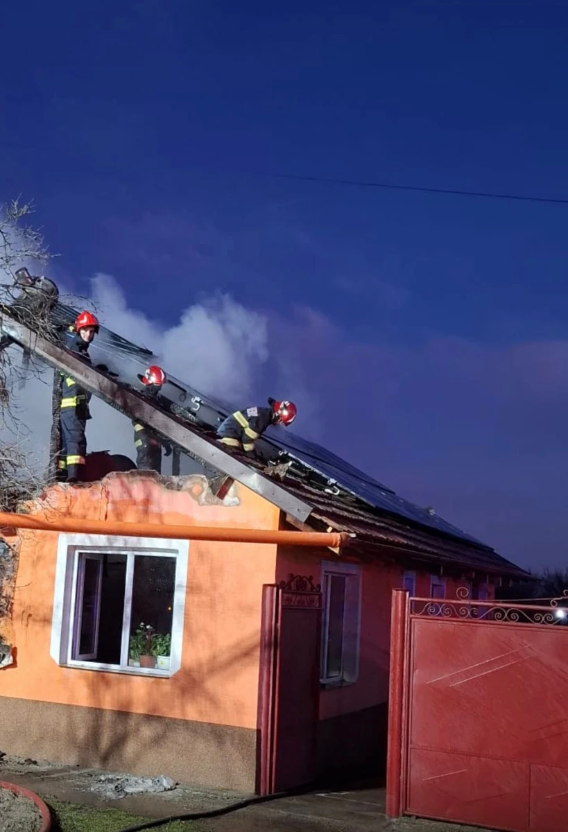 Incendiu puternic la Șeitin. O casă a ars pe 200 de metri pătrați