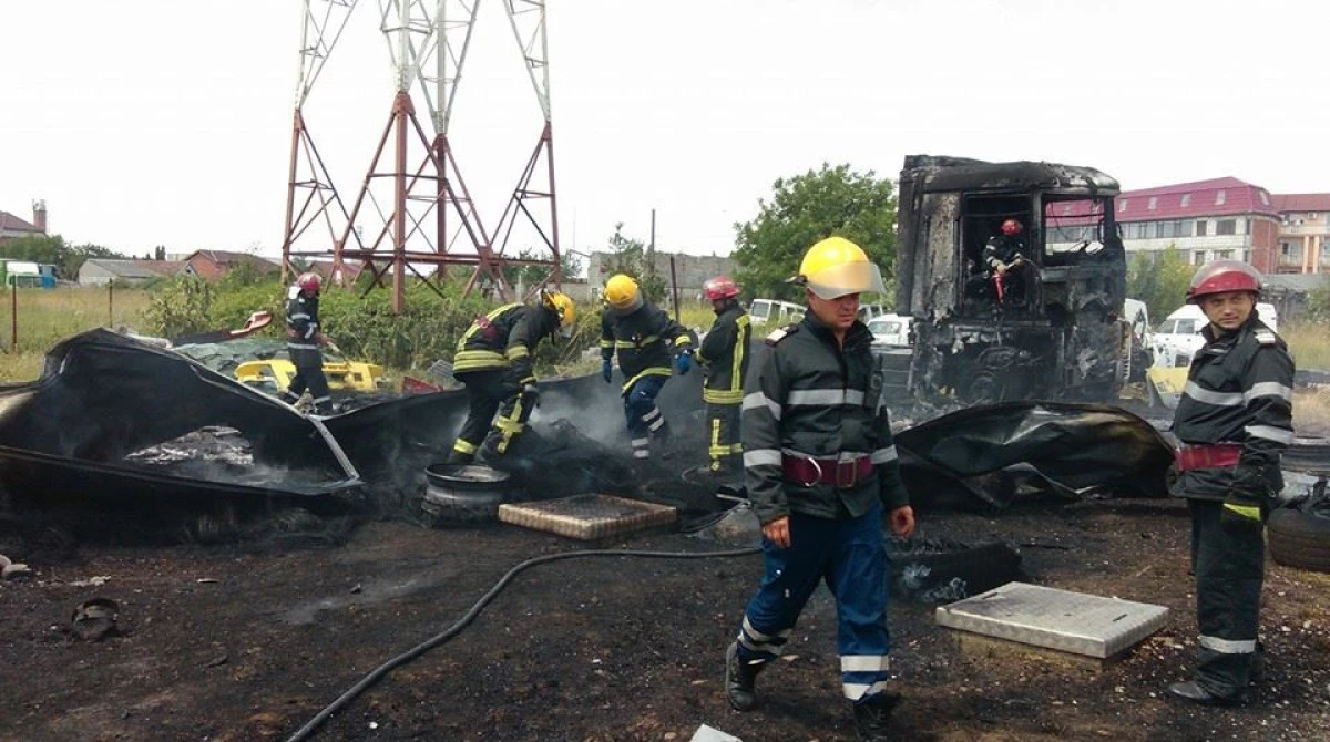 INCENDIU PUTERNIC LA UN ATELIER AUTO. AU ARS MII DE LITRI DE ULEI SI ZECI DE CAUCIUCURI (FOTO-VIDEO)
