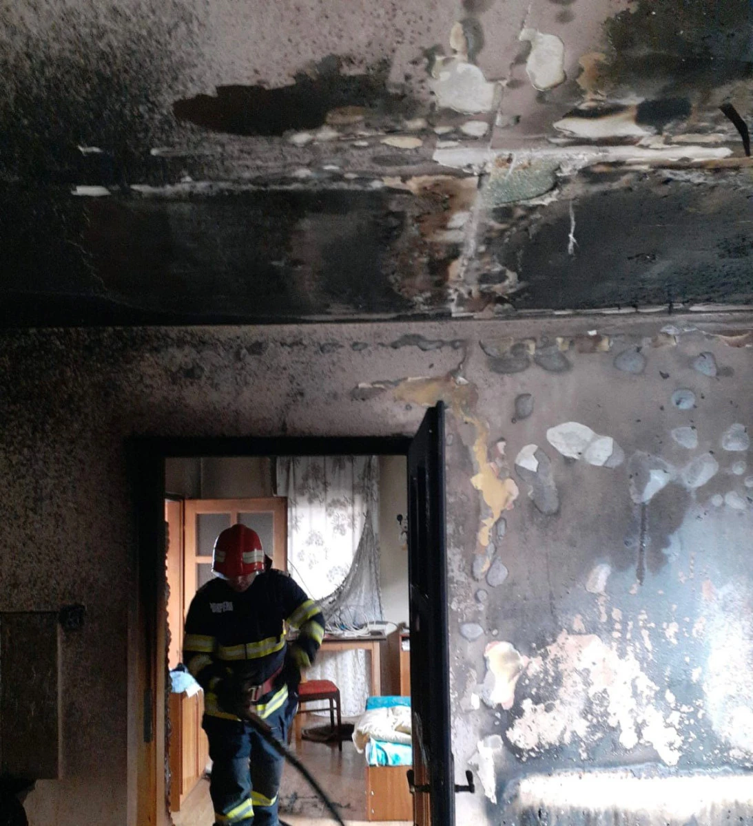 Incendiu puternic la un bloc de garsoniere de pe strada Predeal