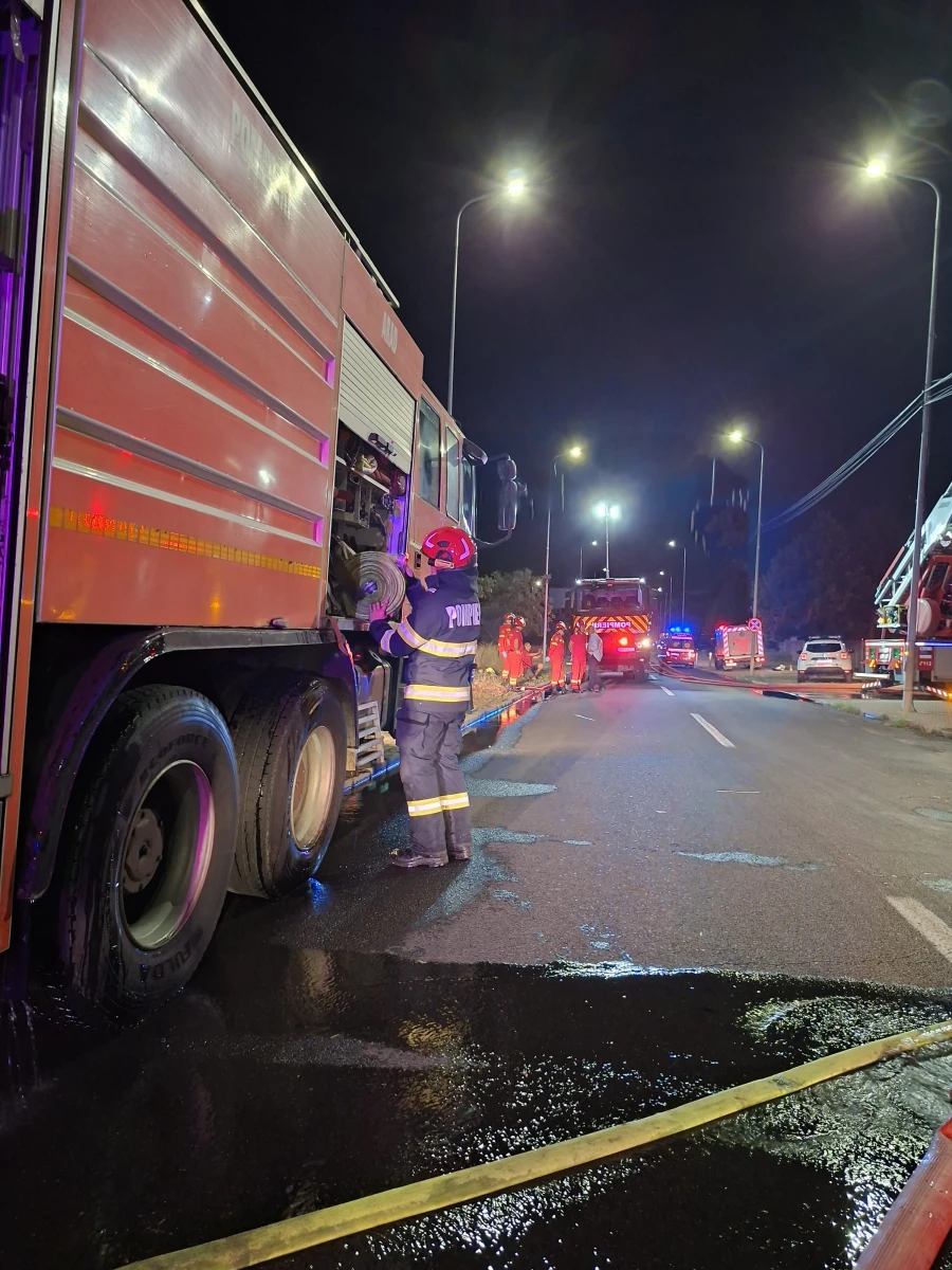 Incendiu puternic la un service auto din Arad. A fost emis mesaj RO-ALERT din cauza fumului dens