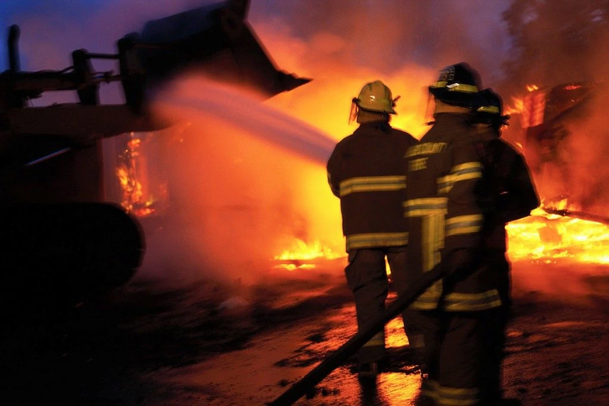 INCENDIU URMAT DE EXPLOZII, LA UN ATELIER DE DEZMEMBRĂRI AUTO DIN ARAD