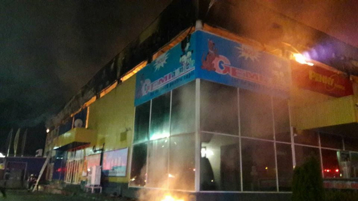 Incendiu violent la Gemi Center. Un pompier e rănit