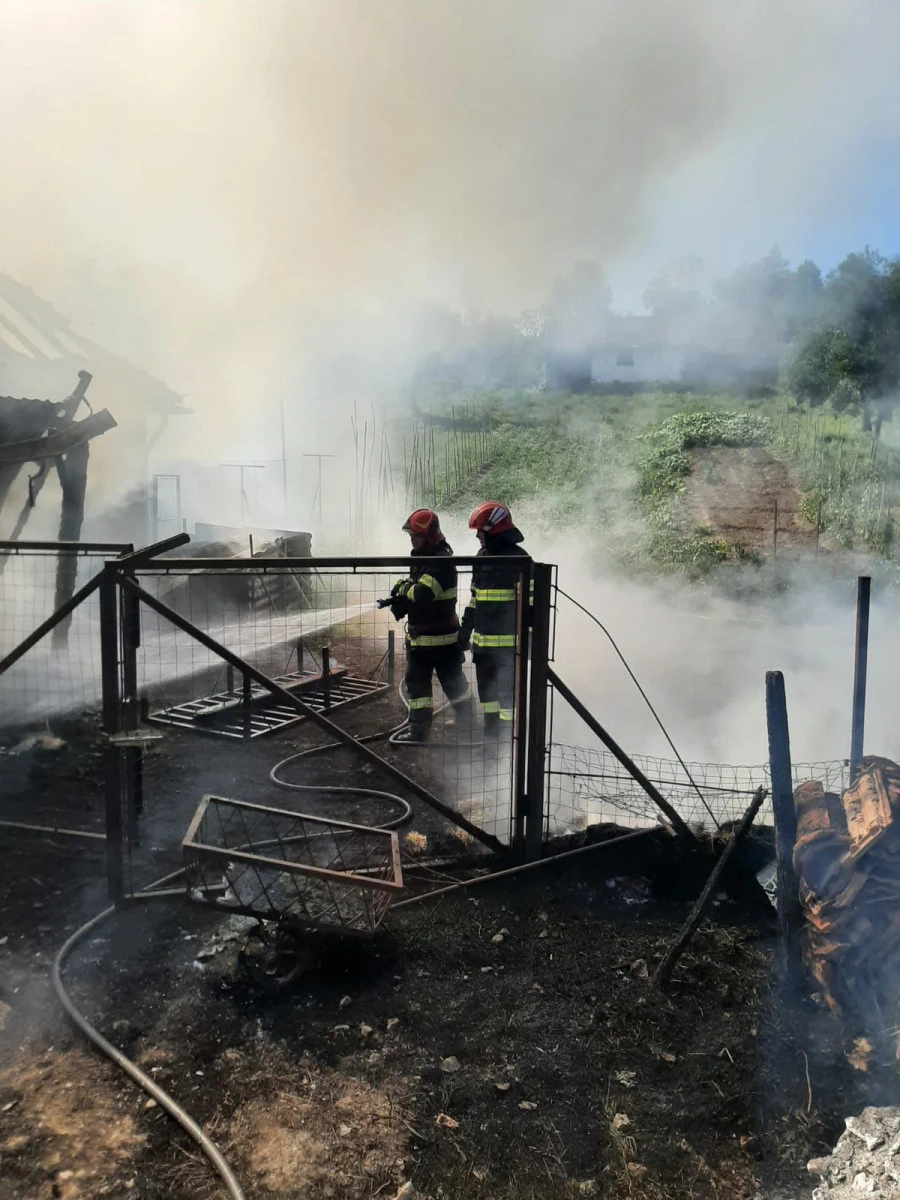 Incendiu violent la Mădrigești