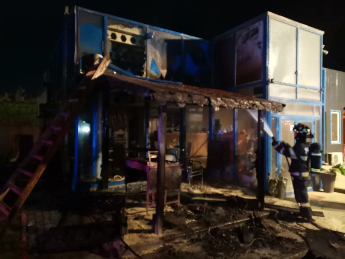 Incendiu violent pe centura Aradului, la o societate comercială