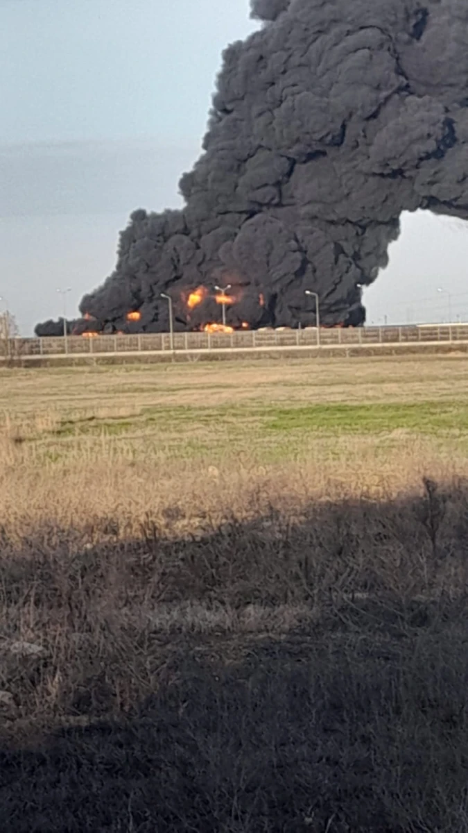 Incendiul de la fabrica de polistiren din Arad a fost stins după două ore. Martor: „Focul s-a extins ca o bombă”