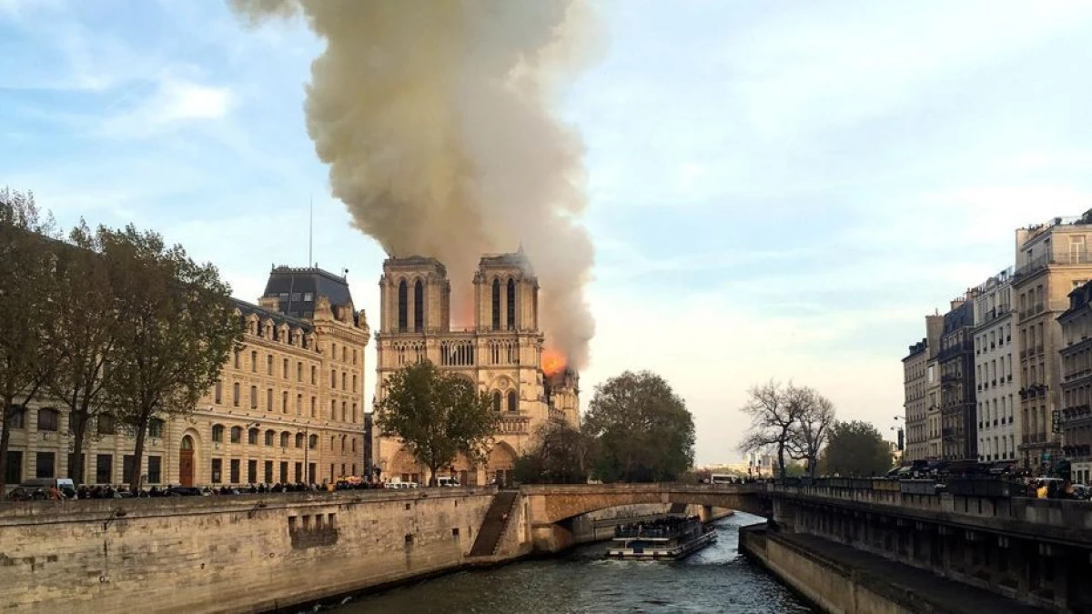 Incendiul de la Notre-Dame a fost stins în totalitate