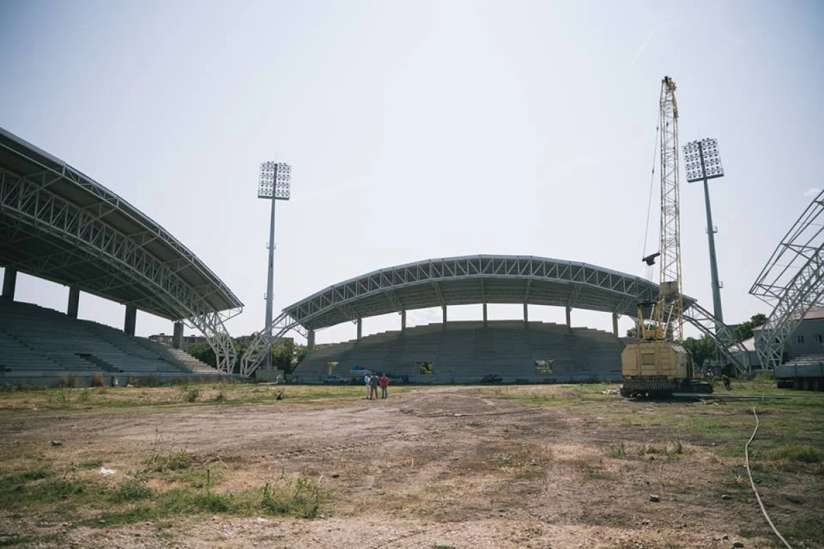 Încep lucrările de amenajare a gazonului la stadionul „Francisc Neumann”